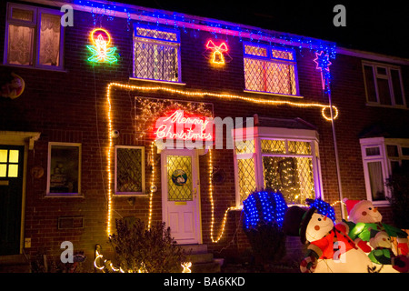 Le luci di Natale sulla parte anteriore di una casa nel Suffolk, Regno Unito Foto Stock