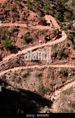 A zig zag di Bright Angel trail visto dal 3 miglio rest house il parco nazionale del Grand Canyon South Rim arizona usa Foto Stock