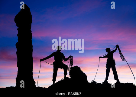 Team di arrampicatori sul vertice. Foto Stock