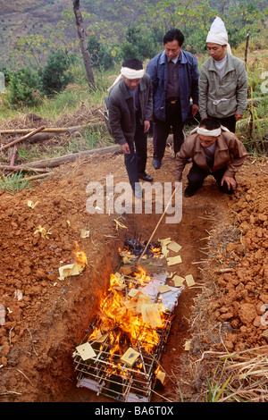 Cina, Guizhou, Pingtang, Han funerale, la masterizzazione di denaro falso che simboleggiano il denaro necessario per il defunto in avanti Foto Stock