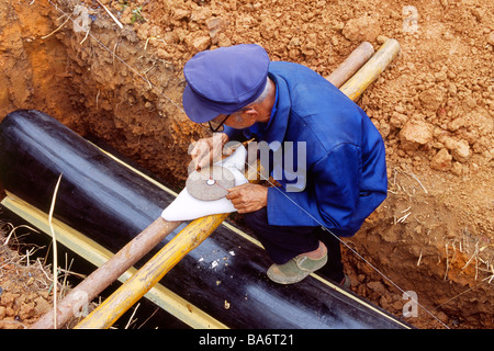 Cina, Guizhou, Pingtang, Han funerale, esperto di feng shui il calcolo con una bussola di orientamento più favorevole di Foto Stock