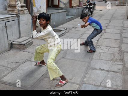 Bambini che giocano con i righelli in Ahmedabad Foto Stock