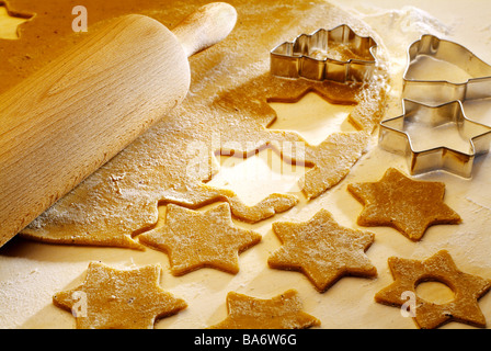 Gingerbread-figure preparazione impasto laminato ad un arresto mattarello taglierine star bell'abete bianco Natale-panetteria Foto Stock