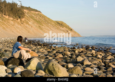 Uomo sulla spiaggia rocciosa - Fort Ebey del Parco Statale di Whidbey Island, Washington Foto Stock