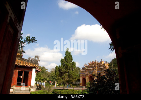 Porte ad arco all'interno della cittadella imperiale di Hue Vietnam Foto Stock