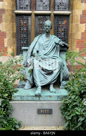 Statua di William Pitt il giovane al di fuori del Pembroke College biblioteca, Inghilterra Cambridge Regno Unito Foto Stock