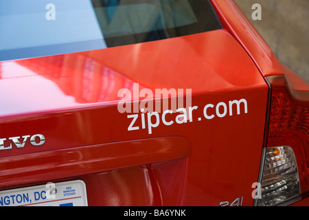 Il Zipcar.com del nome di dominio internet sul tronco, boot di un rosso auto Volvo a Washington DC, USA Foto Stock