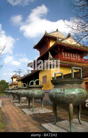 Le nove urne dinastiche di fronte al tempio Mieu all'interno della cittadella imperiale di Hue Vietnam Foto Stock