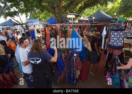 I vestiti e le bancarelle di artigianato al Mindil Beach Sunset mercati. Darwin, Territorio del Nord, l'AUSTRALIA Foto Stock