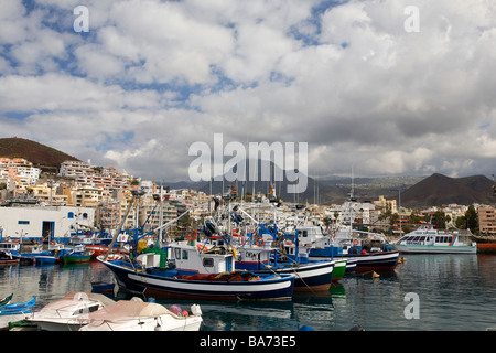 Barche da pesca nel porto di Los Christianos Tenerife Isole Canarie Foto Stock