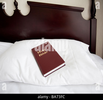 La bibbia sulla camera di albergo bed Foto Stock