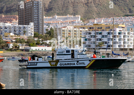 Guardia Civil spagnola imbarcazione di pattuglia il Pico del tiede EA 2259 preparando per andare al mare dal porto di Los Cristianos Tenerife Foto Stock