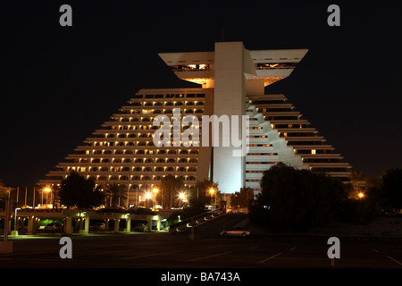 Il programma di Doha per lo Sheraton Hotel e Resort a Doha in Qatar Arabia di notte Foto Stock