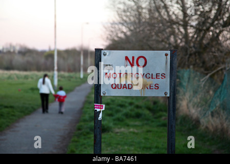 Nessuna moto Quad Bikes segno accanto al sentiero a Salford Regno Unito Foto Stock