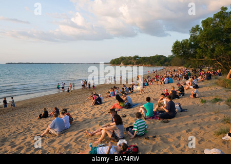 Folle si radunarono sulla spiaggia di Mindil per il tramonto. Darwin, Territorio del Nord, l'AUSTRALIA Foto Stock