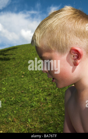 Dare nascita bionda sorride side-ritratto persone serie bambino di 5 anni lo sguardo di lentiggini fotocamera corpi superiore naturalezza liberamente Foto Stock