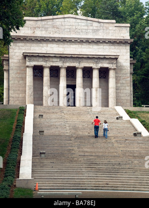 Una famiglia passeggiate nella parte anteriore del Memorial Building di Abraham Lincoln Birthplace National Historic Site vicino Hodgenville Kentucky Foto Stock