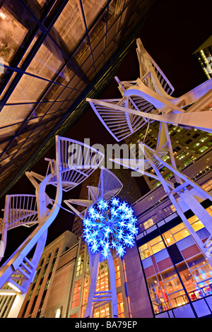 L'acciaio Alberi scultura lungo il Centro Commerciale di Stephen Avenue Mall aka Stephen Avenue a piedi e Steven Avenue Ottava Avenue SW Calgary. Foto Stock