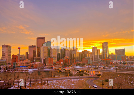 Calgary skyline di edifici alti la Calgary Tower e il centro Street Bridge al tramonto. Foto Stock