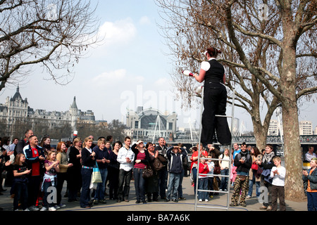 Giocoliere intrattiene cowd, Jubilee Gardens, Londra Foto Stock