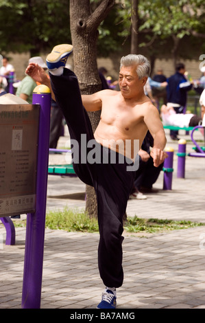 Cina, Pechino, varie attività nel palazzo d'estate park, old man praticando palestra Foto Stock