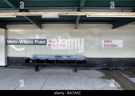 Il Mets Willets Point allo Shea Stadium stazione sulla riga di rimozione otturazioni nel quartiere di Queens a New York Foto Stock