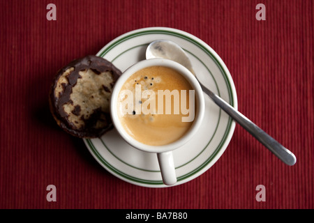 Caffè espresso in tazzina con cookie vedere dal di sopra Foto Stock