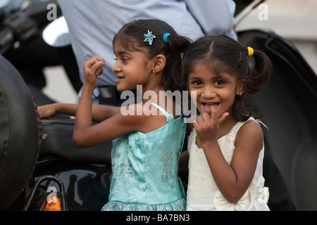 Due sorelle di Goa in India di attendere pazientemente al di fuori di San Antonio Siolim il Venerdì santo per il servizio di Pasqua a concludere. Foto Stock