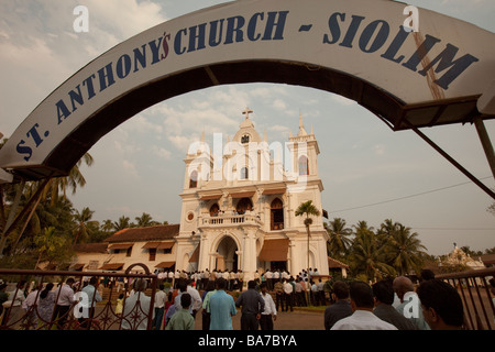 Goans celebra il Venerdì Santo a San Antonio chiesa Siolim Goa in India. L'ex enclave Portoghese è prevalentemente cattolico Foto Stock