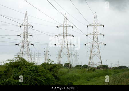 Le linee elettriche e tralicci in India. Surat, Gujarat. India. Foto Stock