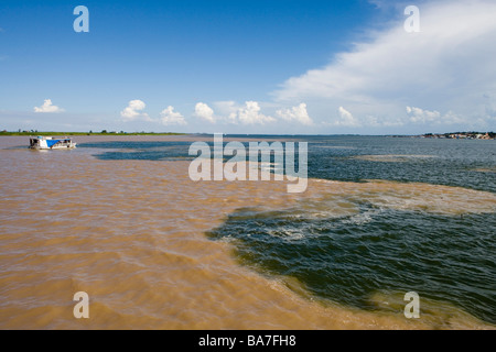 Encontro das Aguas, incontro delle acque dal fiume del Amazon e il Rio Tapajos fiume, vicino a santarem, Para, Brasile, Sud Americ Foto Stock