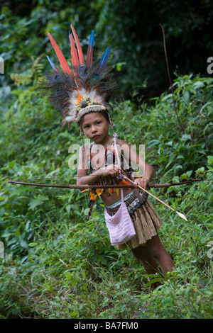 Giovane ragazza amazzonica in costume tradizionale abito, Boca da Valeria, Amazonas, Brasile, Sud America Foto Stock