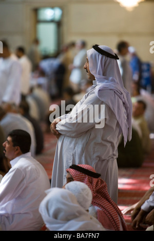 Uomini musulmani in preghiera, Salah preghiera musulmana in moschea Umayyad, Damasco, Siria, Asia Foto Stock