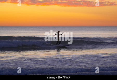 Serata con il surf donna presso la spiaggia di Carcans Plage, dept Gironde, Francia, Europa Foto Stock