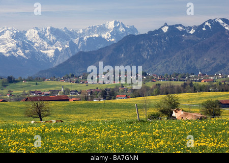 Vista verso Froschhausen e Murnau, Zugspitze in background Alta Baviera, Baviera, Germania Foto Stock