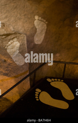 I piedi sul pavimento, castello Firmiano con Messner Mountain Museum Firmian, Bolzano, Alto Adige, Italia Foto Stock