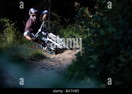 Giovane uomo in sella alla sua mountain bike, Oberammergau, Baviera, Germania Foto Stock