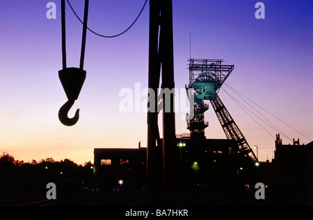 Copricapo in Twilight, LWL Museo Zeche Zollern, Dortmund, Renania settentrionale-Vestfalia, Germania Foto Stock