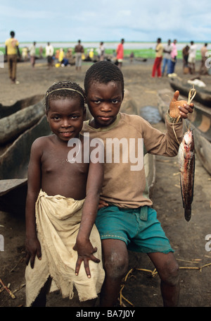 Giovane fratello e sorella con il pesce appena pescato nei pressi del lago in Malawi Foto Stock