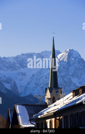 Campanile della chiesa parrocchiale di Maria Assunta di fronte al massiccio dello Zugspitze (2962 m), Garmisch-Partenkirchen, Alta Baviera, Germania Foto Stock