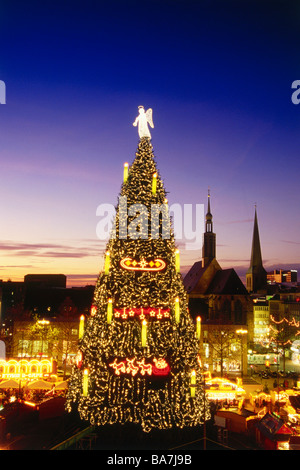 Vista sul mercato di Natale con gigantesco albero di Natale in serata, Dortmund, Renania settentrionale-Vestfalia, Germania Foto Stock