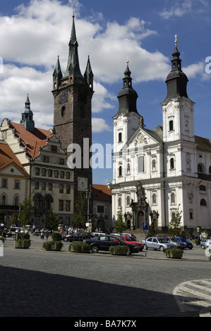 Il mercato con il gesuita-chiesa e torre nera, Klatovy, Repubblica Ceca Foto Stock