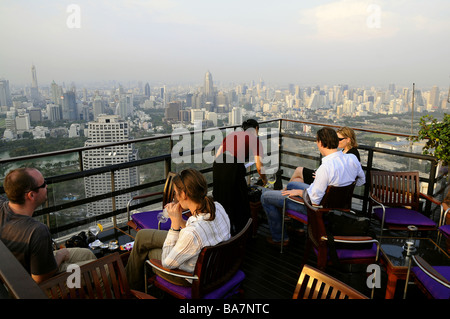 I drink la sera nella luna Bar con splendide viste dall hotel Sukhothai Bangkok, Thailandia Foto Stock