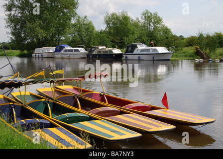 Sterline elettrico sul Fiume Tamigi a Newbridge vicino Standlake Oxfordshire Inghilterra Foto Stock