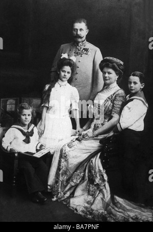 Francesco Ferdinando, 18.12.1863 - 28.6.1914, Arciduca, erede apparente di Austria-Ungheria 30.1.1889 - 28.6.1914, a mezza lunghezza, con la famiglia, cartolina fotografica, circa 1913, Foto Stock