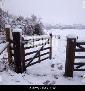 Una pesante caduta di neve copre la campagna attorno a Corfe Castle nel Dorset Foto Stock