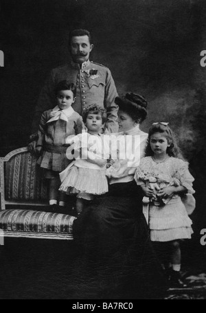 Francesco Ferdinando, 18.12.1863 - 28.6.1914, Arciduca, erede apparente di Austria-Ungheria 30.1.1889 - 28.6.1914, a mezza lunghezza, con la famiglia, cartolina fotografica, circa 1910, Foto Stock
