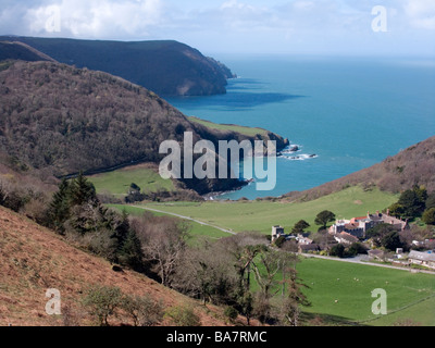 Sole primaverile sulla costa di Exmoor una vista della baia di Lee e Woody Bay con gli edifici di Lee Abbey in primo piano Foto Stock