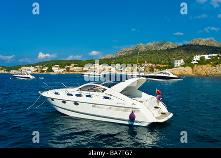 Yacht di ancoraggio anteriore del Sant Elm Maiorca Baleares Spagna | Yachten ankern vor Sant Elm Mallorca Balearen Spanien Foto Stock