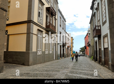 Una bella vista lungo Calle Balcones. Il XVIII secolo le case con i balconi di legno in vecchio ed elegante quartiere di Vegueta. Las Palm Foto Stock